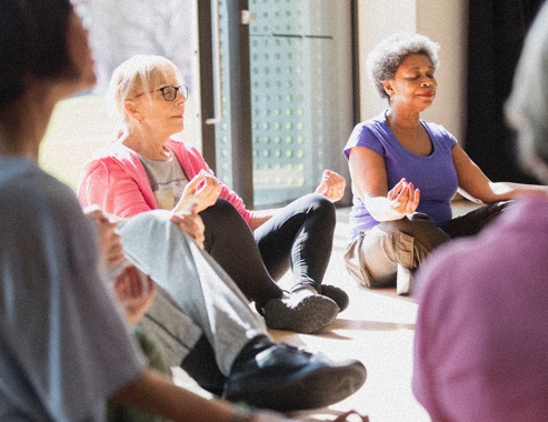 Grupo de mujeres de edad avanzada haciendo yoga. 