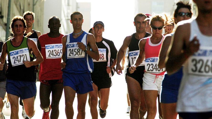 grupo de personas corriendo en la maratón de NY 