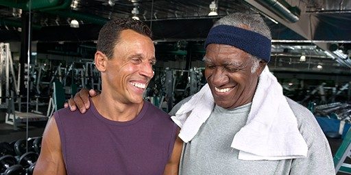 Dos hombres contentos después de una sesión de ejercicios en el centro de acondicionamiento físico.