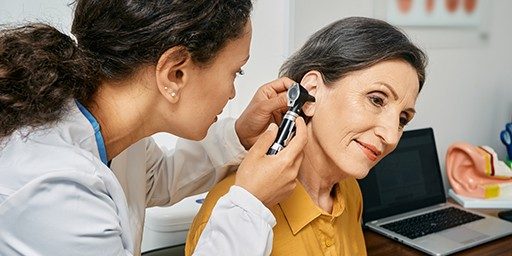 Una mujer haciendo una prueba de audición con su médico.