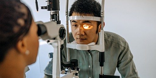 Un joven se somete a un procedimiento de láser ocular.