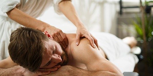 Hombre recibiendo terapia de masajes.
