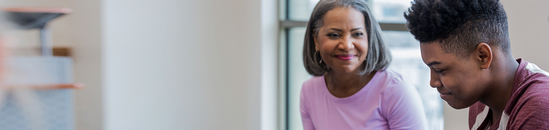 La madre y el hijo sonríen y trabajan en la salud mental