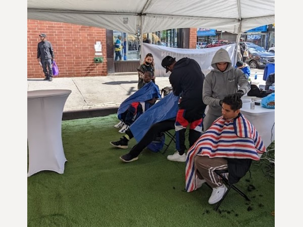 Los residentes de Brooklyn participan para que les corten el cabello en la carpa del pabellón de bienestar de EmblemHealth (Fuente: EmblemHealth)