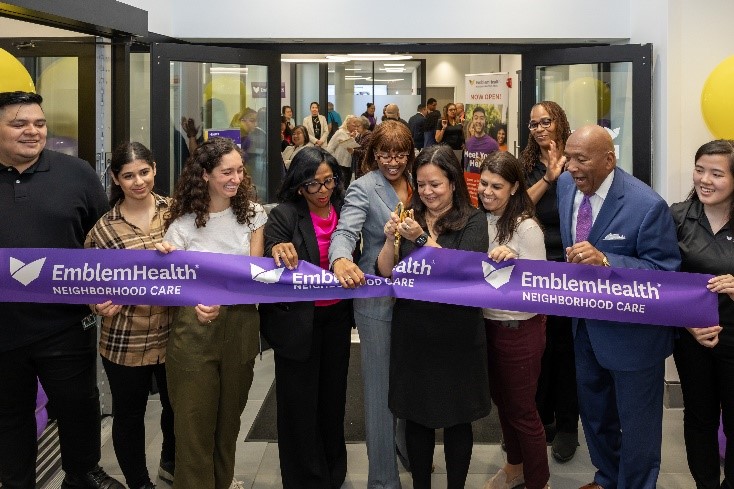 Ejecutivos de EmblemHealth junto con miembros del concejo municipal cortando la cinta que marca la gran inauguración de la ubicación del Neighborhood Care Elmhurst en Queens, Nueva York.