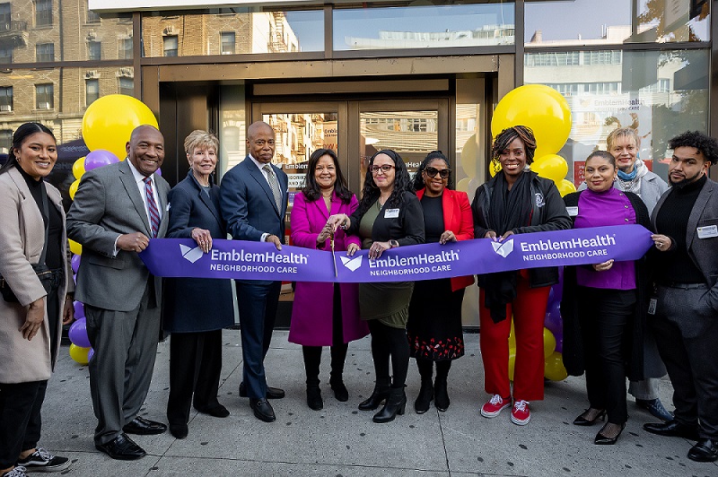 El liderazgo de EmblemHealth junto con miembros del concejo municipal cortando la cinta que marca la inauguración de la ubicación de Neighborhood Care Southern Boulevard en el Bronx, Nueva York.