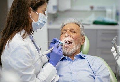 Hombre adulto mayor en el dentista