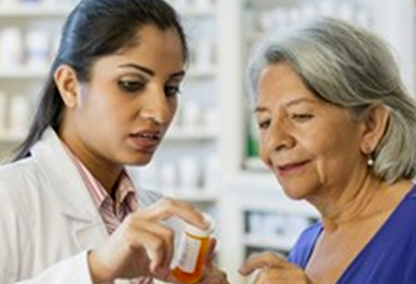Farmacéutico ayudando a un miembro de Medicare con el costo de su receta